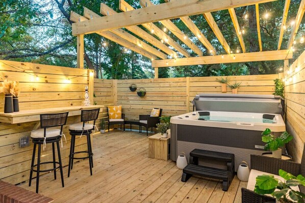 Outdoor spa tub