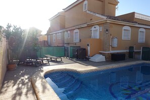 Rear of the terrace and sunbathing 