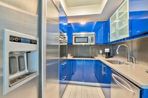 Modern kitchen with Built-in Cabinets