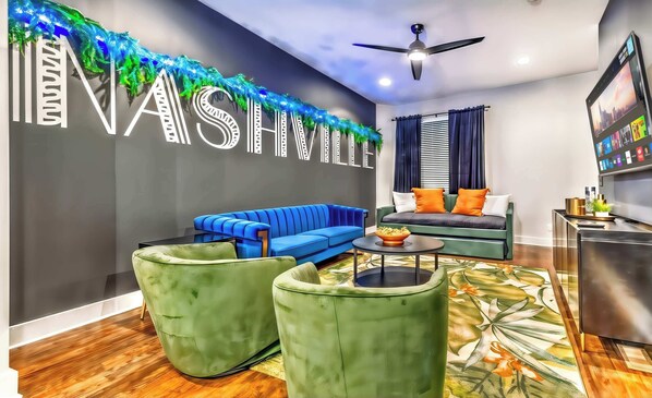 Experience Nashville in this stylish downtown retreat, perfect for large groups or reunions. Ideal for bachelorette parties, corporate retreats, or fun getaways with friends. Enjoy luxury and the Music City vibe!