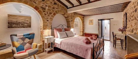 View of the interior - Spacious bedroom space