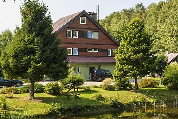 Stugans exteriör [sommar]