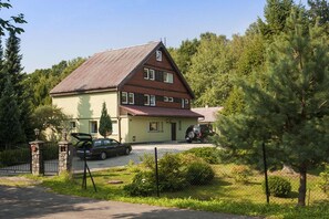 Stugans exteriör [sommar]
