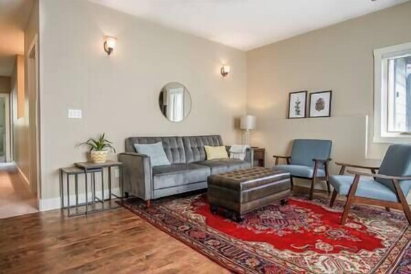 Time to relax in the comfy living room and recap the day with a nice glass of wine... 