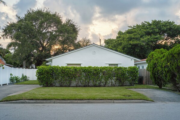 Fort Lauderdale Vacation Rental | 2BR | 1BA | 1 Step to Enter | 786 Sq Ft