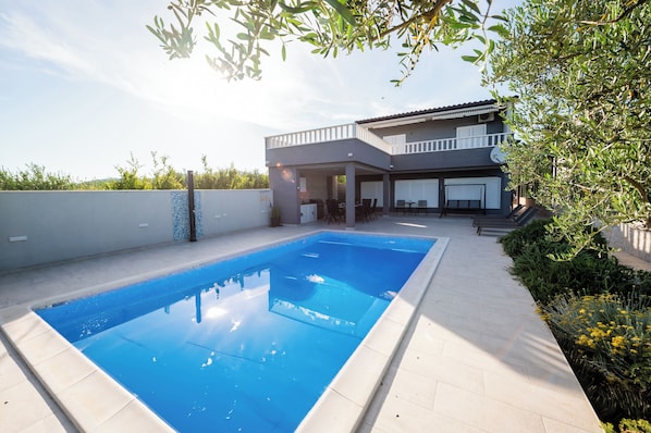 Villa with swimming pool