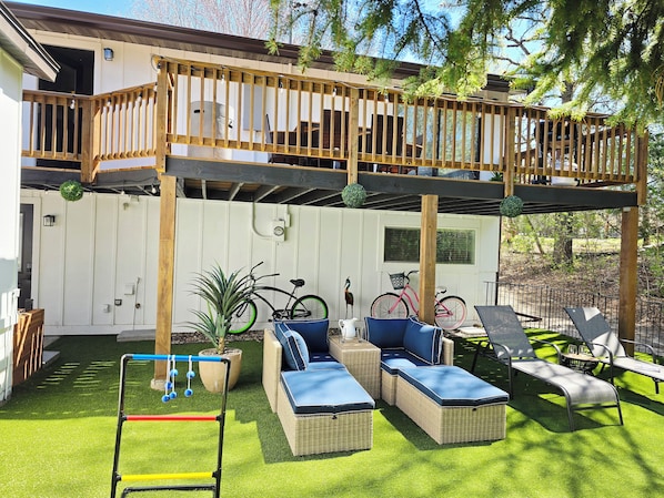Fun backyard (w/ 2 cruiser bikes from Galveston Island 🏝)