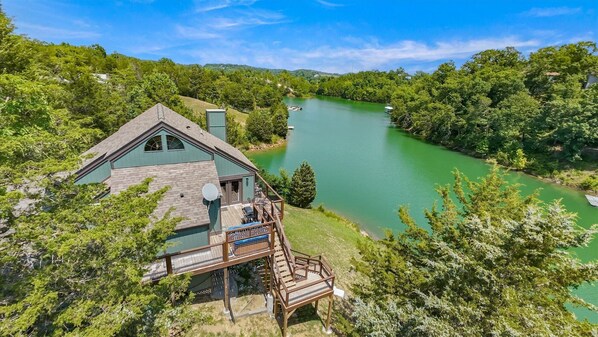 Beautiful lakefront living!