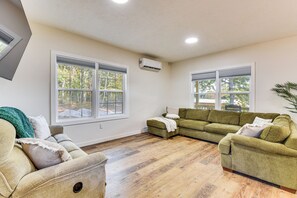 Living Room | Free WiFi | Smart TV | Queen Sleeper Sofa