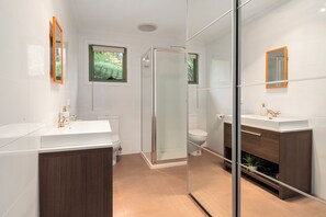 Ensuite to main bedroom with washer & dryer behind mirrored doors.