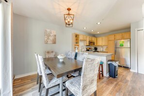 Dining Area | Dishware/Flatware Provided | 1st Floor