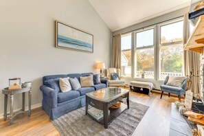 Living Room | Free WiFi | Central A/C | Smart TV | 1st Floor