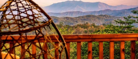 Wake up to this dreamy mountain backdrop at Sunfyre Summit Cabin. The perfect setting to relax and reconnect with nature.