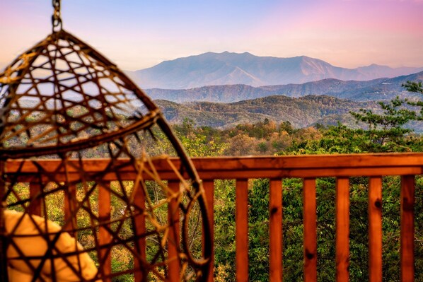 Wake up to this dreamy mountain backdrop at Sunfyre Summit Cabin. The perfect setting to relax and reconnect with nature.