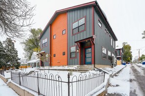 Brand NEW Build 3-bedroom, 2.5-bathroom home perfect for those monthly stays!