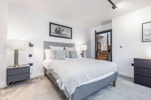 Primary bedroom with king size bed (150 x 200 cm), main floor