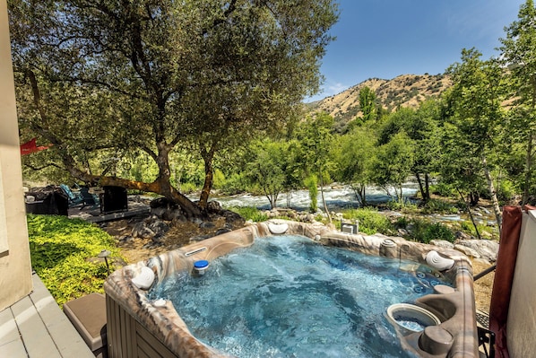 Outdoor spa tub
