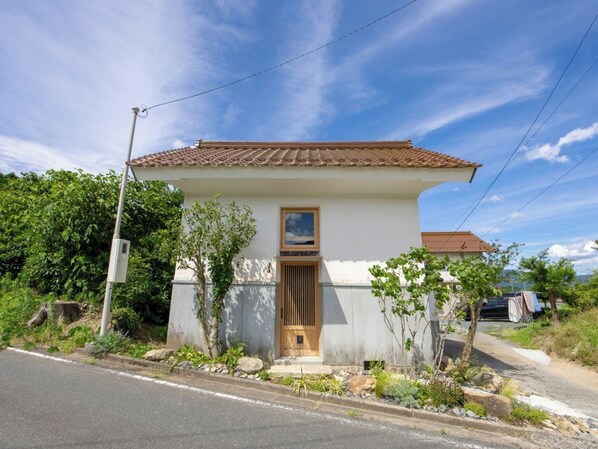 ・[Exterior] A renovated storehouse with over 70 years of history. Enjoy an extraordinary stay here.