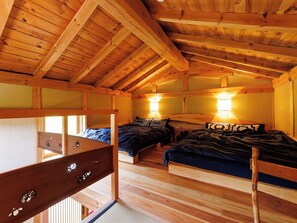 ・[Bedroom] An attic-like bedroom perfect for a stay-at-home stay. A cozy space that makes use of the wood grain.