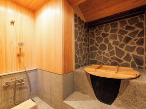 ・[Bathroom] The washing area is spacious. Enjoy a bath time filled with Japanese charm.