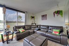 Living Room | 1st Floor | Smart TV | Free WiFi | Electric Fireplace