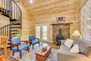 Living Room | 1st Floor | Wood-Burning Stove | Central Heating & A/C | Free WiFi