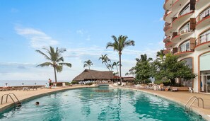 Girasol Sur - Pool, Restaurant, & Gym Area