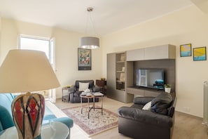 Möbel, Interior Design, Flooring, Fussboden, Couch, Wand, Zimmer, Decke, Holz, Wohnzimmer