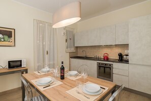 Möbel, Interior Design, Flooring, Holz, Countertop, Fussboden, Küche, Zimmer, Decke, Küchengerät