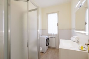 Flooring, Fussboden, Interior Design, Zimmer, Armatur, Decke, Beleuchtung, Zuhause, Wohnung, Installation