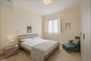 Möbel, Bett, Interior Design, Schlafzimmer, Wand, Fussboden, Flooring, Bedding, Bettdecke, Holz