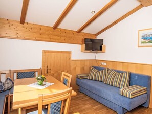 Table, Meubles, Propriété, Canapé, Bâtiment, Bois, Confort, Cadre, Design Intérieur, Salon