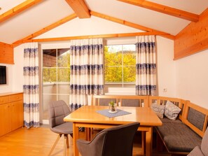 Tabelle, Möbel, Eigentum, Couch, Fenster, Stuhl, Holz, Orange, Beleuchtung, Wohnzimmer