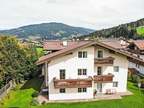 Pflanze, Himmel, Gebäude, Fenster, Berg, Wolke, Haus, Baum, Grundstueck, Natürliche Landschaft