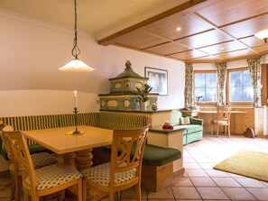 Tabelle, Möbel, Eigentum, Fenster, Stuhl, Holz, Interior Design, Beleuchtung, Fussboden, Gebäude