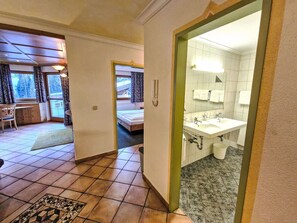 Interior Design, Flooring, Fussboden, Decke, Möbel, Zimmer, Holzbeize, Stuhl, Hotel, Wohnzimmer