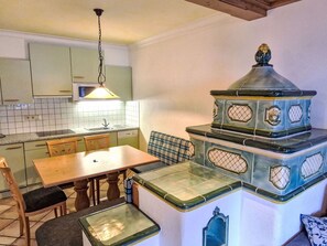 Interior Design, Flooring, Decke, Küche, Fussboden, Countertop, Möbel, Zimmer, Cabinetry, Light Fixture