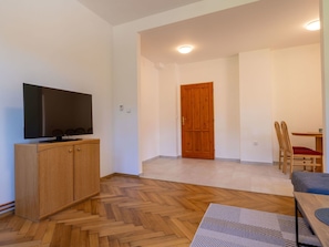 Möbel, Cabinetry, Gebäude, Komfort, Holz, Interior Design, Tür, Flooring, Haus, Fussboden