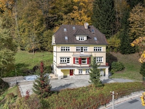 Plante, Bâtiment, Fenêtre, Maison, Arbre, Jaune, Lot Terre, Chalet, Herbe, Zone Résidentielle
