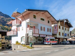 Himmel, Gebäude, Fenster, Fahrzeug, Wolke, Kraftfahrzeug, Rad, Haus, Nachbarschaft