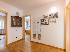 Tabelle, Möbel, Couch, Fenster, Holz, Bilderrahmen, Interior Design, Wohnzimmer, Fussboden, Gebäude