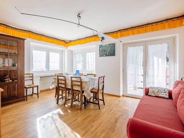 Tabelle, Möbel, Couch, Fenster, Holz, Bilderrahmen, Interior Design, Wohnzimmer, Fussboden, Gebäude