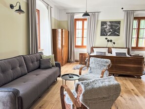 Tabelle, Möbel, Couch, Fenster, Holz, Bilderrahmen, Interior Design, Wohnzimmer, Fussboden, Gebäude