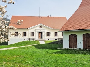 Tabelle, Möbel, Couch, Fenster, Holz, Bilderrahmen, Interior Design, Wohnzimmer, Fussboden, Gebäude