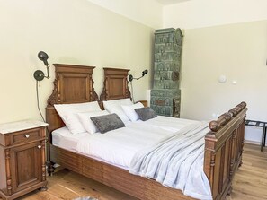 Tabelle, Möbel, Couch, Fenster, Holz, Bilderrahmen, Interior Design, Wohnzimmer, Fussboden, Gebäude