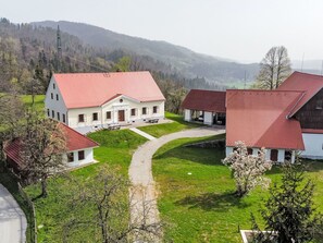 Tabelle, Möbel, Couch, Fenster, Holz, Bilderrahmen, Interior Design, Wohnzimmer, Fussboden, Gebäude