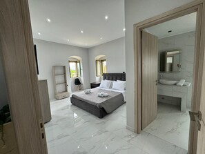 Bedroom 1 with Air-conditioning, Smart TV and en-suite bathroom