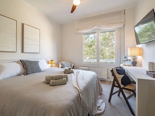 Cama doble espaciosa y una ventana que llena la habitación de luz natural.