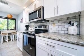 Tamarind 2 bed/2ba Bayside Loft Condo GCV1-023 (914)