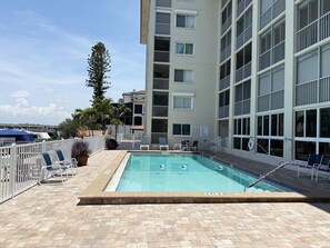 2BR - Dolphins & Bay Views Just Steps to Beach (2983)